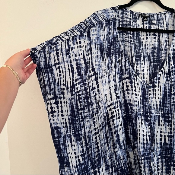 Women’s Torrid blue tie dye tie front short sleeve blouse size 6X - Picture 5 of 5